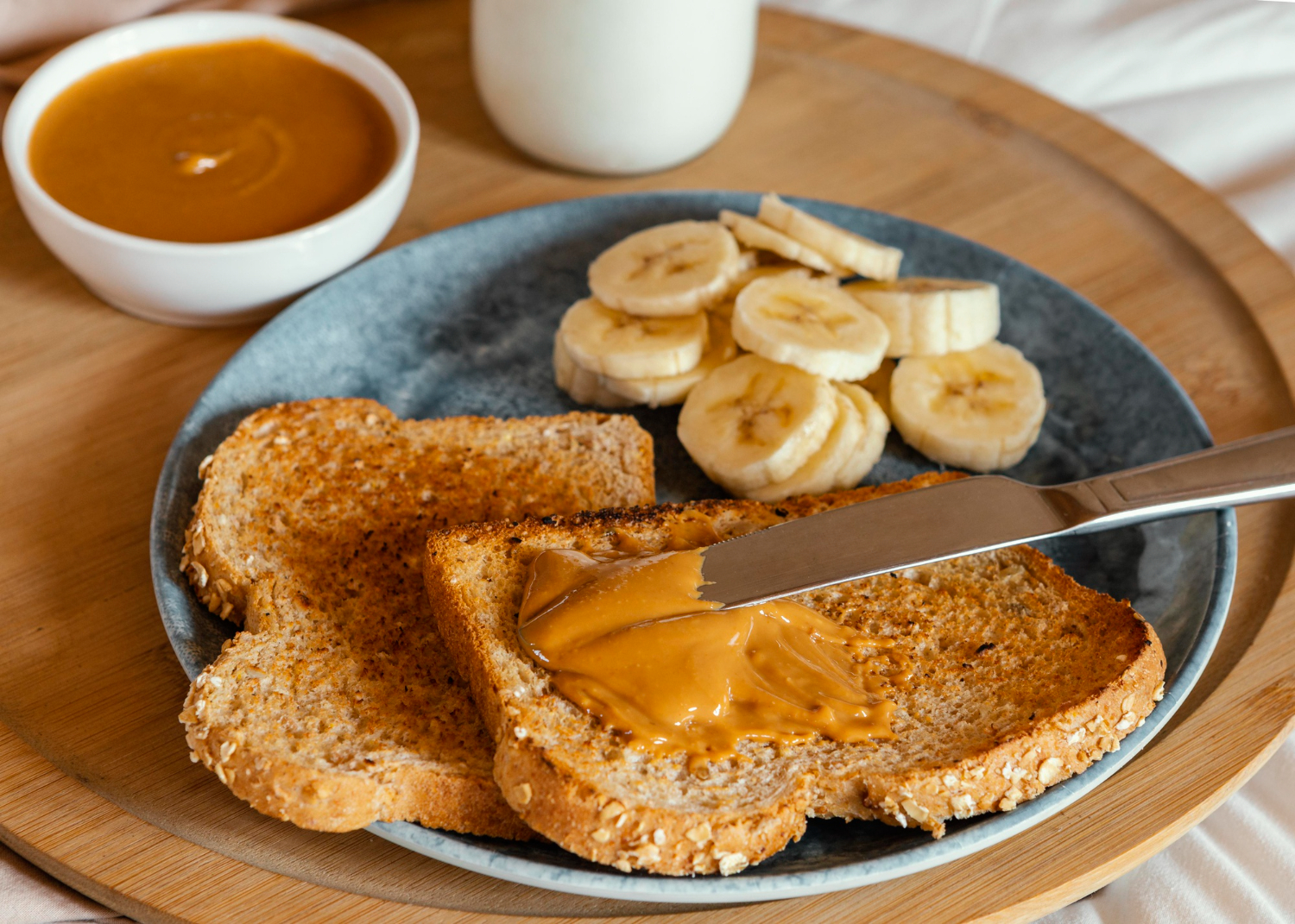 toast with bananas and peanut butter